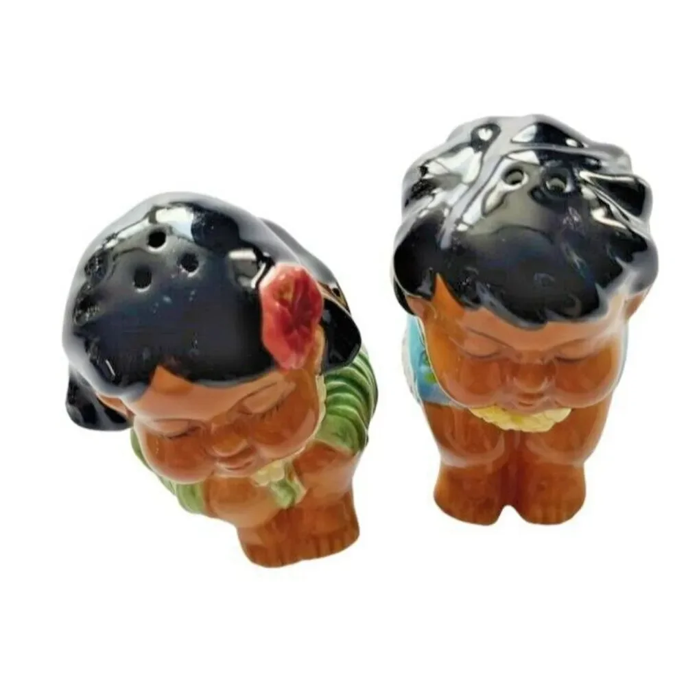 Hawaii Kissing Boy and Girl Salt‎ and Pepper Shaker